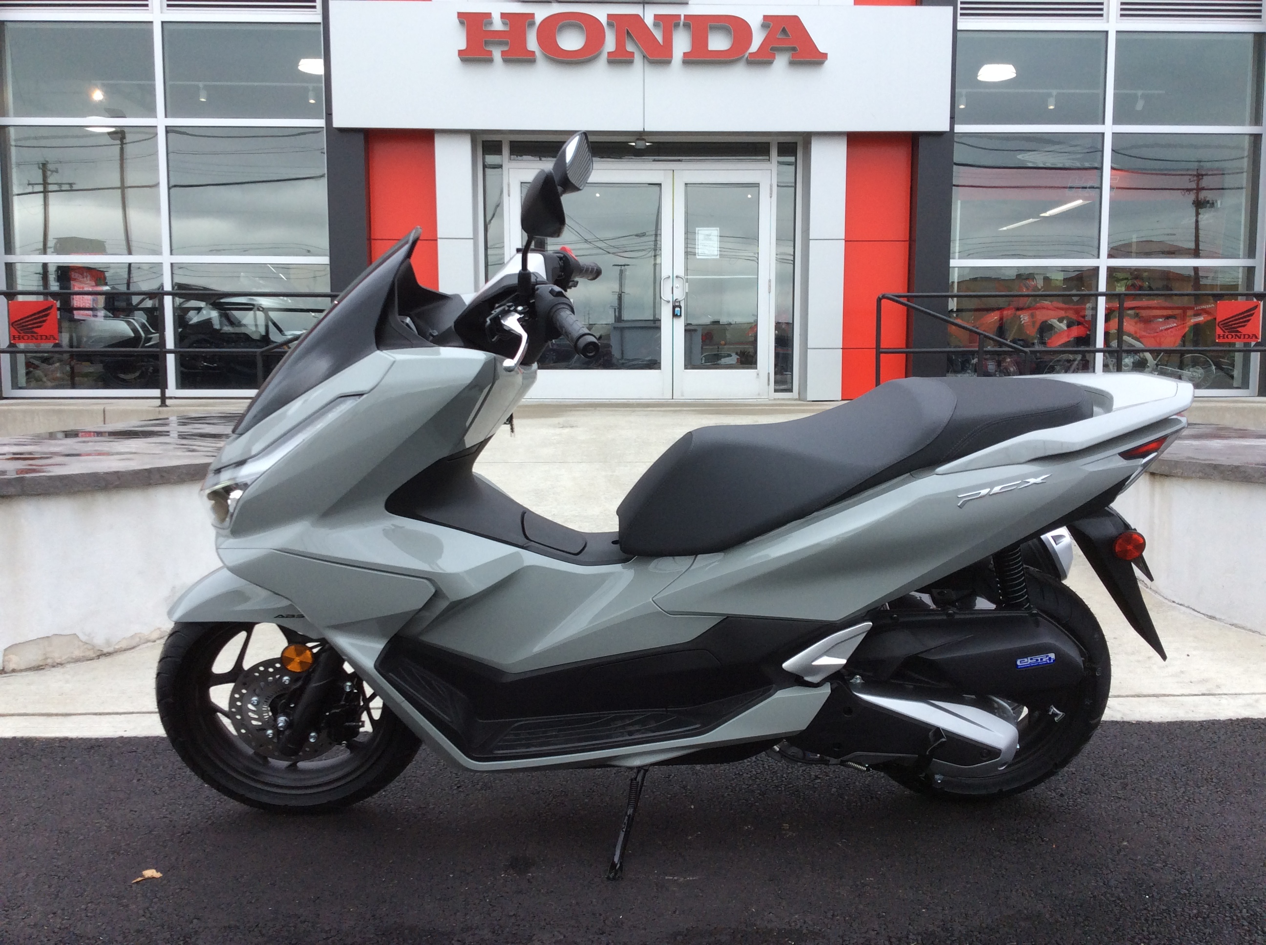 2025 Honda PCX - Photo 2